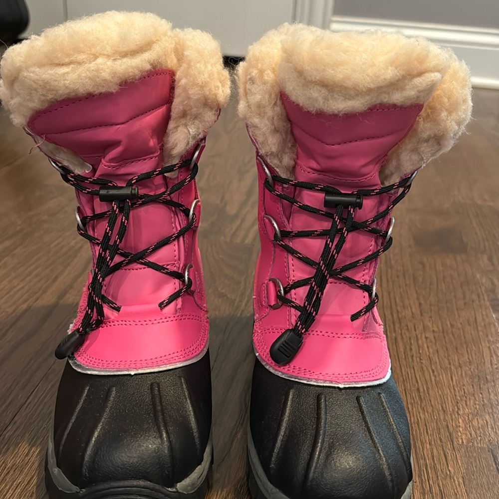 BEARPAW, Brand New, youth size 5 boots
Kelly Youth Pink
